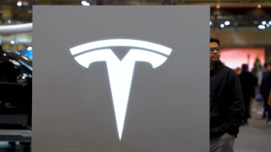 Kanada Uluslararası Otomobil Fuarı 'ndaki Tesla logosunun görüntüsü. Toronto, Kanada - 19 Şubat 2026.