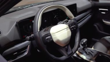 Kia 'nın direksiyon ve gösterge panelinin iç görüntüsü. Toronto, Kanada - 19 Şubat 2026.