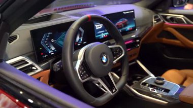 BMW direksiyon simidi ve dijital gösterge panelinin iç görüntüsü. Toronto, Kanada - 19 Şubat 2026.