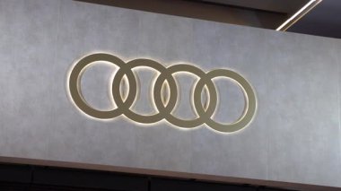 Sergi duvarında Audi marka logo işareti var. Toronto, Kanada - 19 Şubat 2026.
