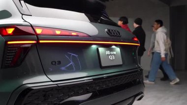 Audi Q3 'ün Kanada Uluslararası Otomobil Fuarı' ndaki arka görüntüsü. Toronto, Kanada - 19 Şubat 2026.