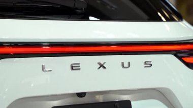 Arabanın bagajındaki Lexus rozetini kapat. Toronto, Kanada - 19 Şubat 2026.
