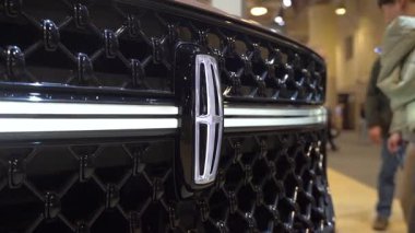 Lüks araba ön ızgarasının üzerindeki Lincoln logosunu kapat. Toronto, Kanada - 19 Şubat 2026.