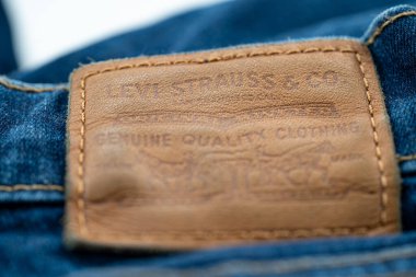 Kot pantolondaki Levi Strauss deri etiketini kapat. Toronto, Kanada - 11 Mart 2026.