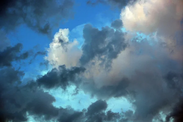Bewölkter Himmel mit gemischten Wolken — Stockfoto