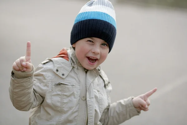 Bir palto ve şapka genç çocuk