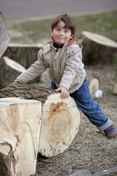 Kütükleri ile genç çocuk