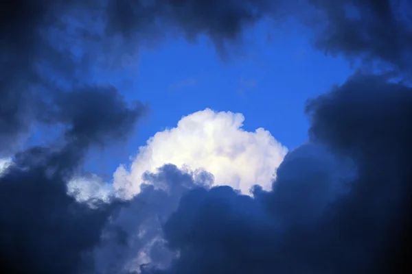 siyah ve beyaz bulutlar