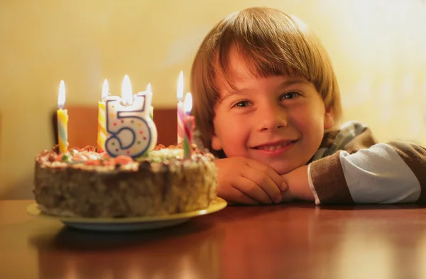 genç bir çocuk ve kek