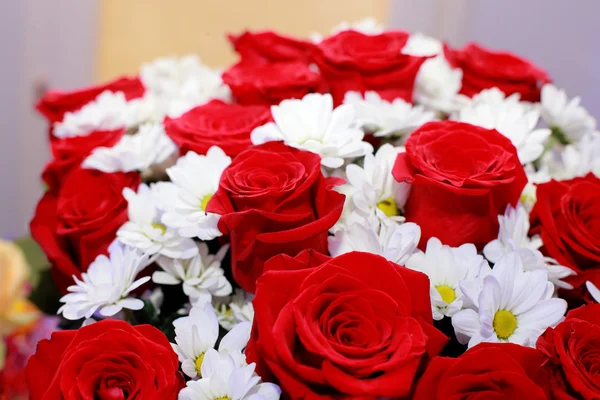 Bir buket gül ve camomiles