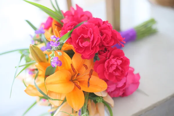 Lilyum ve gül buketi