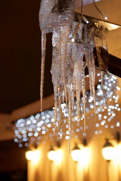 Buz sarkıtları çatısı altında