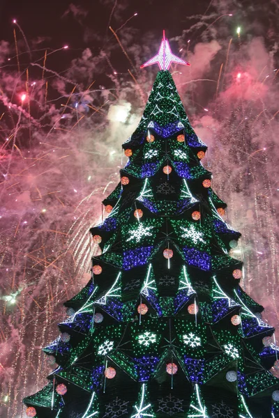 Fireworks Noel ağacın arkasında