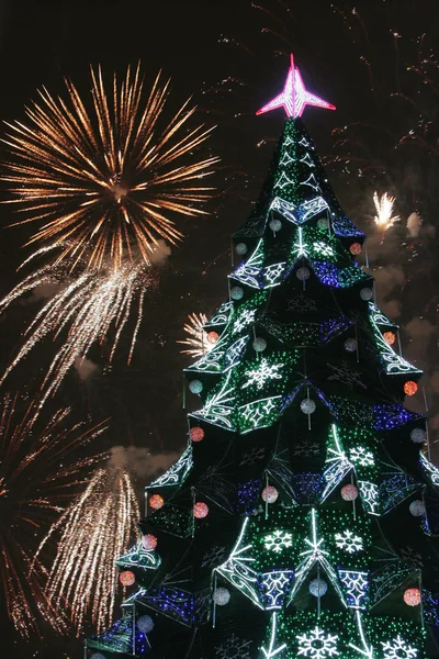 Fireworks Noel ağacın arkasında