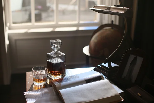 Cam masanın üzerinde alkollü içki ile
