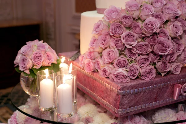 Pasta, mumlar ve masanın üzerine gül