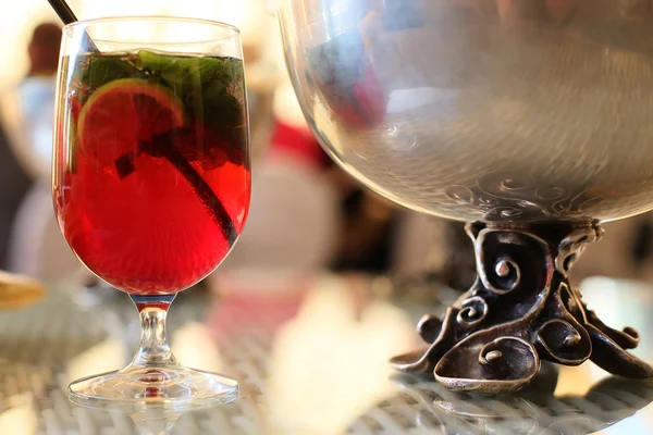 Cam masanın üzerinde alkollü içki ile