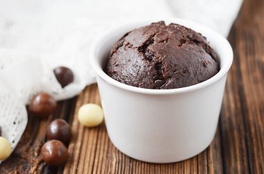 Ahşap bir masa üzerinde çikolatalı muffin