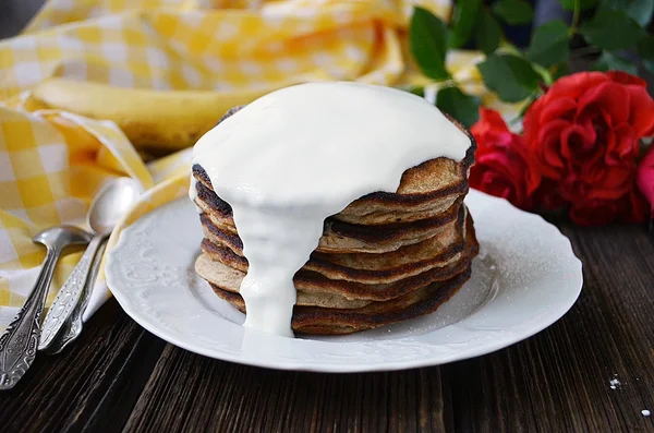 Whole grain pancakes with bananas — Stock Photo, Image