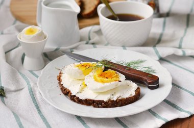 Haşlanmış yumurta ve krem peynirli sandviç