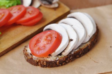 Açık sandviç domates ve mantar ile