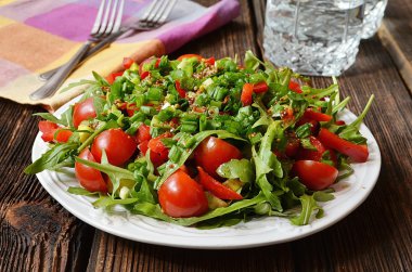 Roka, avokado ve domates salatası