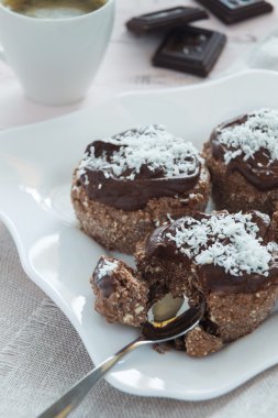 Kahve ile beyaz tabakta çikolatalı kek