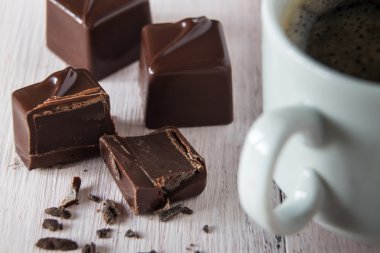 Bir fincan kahve ve çikolata şekerleme