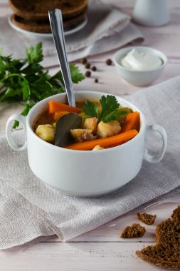 Havuç ve maydanoz ile balık çorbası