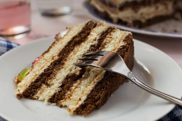 A close up van een stuk van een zoete taart met een vork — Stockfoto