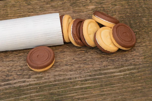 Três sabores em um único biscoito, dois lados e um delicioso creme no meio. Em fundo de madeira — Fotografia de Stock