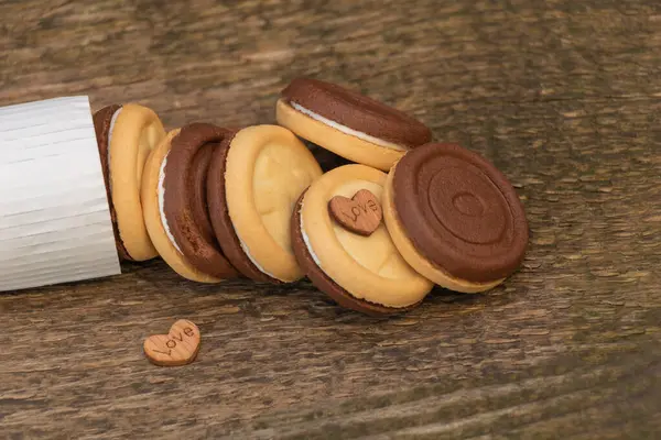 Печиво на дерев'яному тлі. з формами серця, люблю їсти концепцію печива — стокове фото