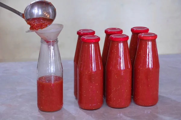 Im Prozess der Herstellung von Tomatensaft, Konservierung von Tomatensaft — Stockfoto