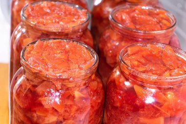 Ayva reçeli yaparken. Lezzetli ve yararlı bir ürün.