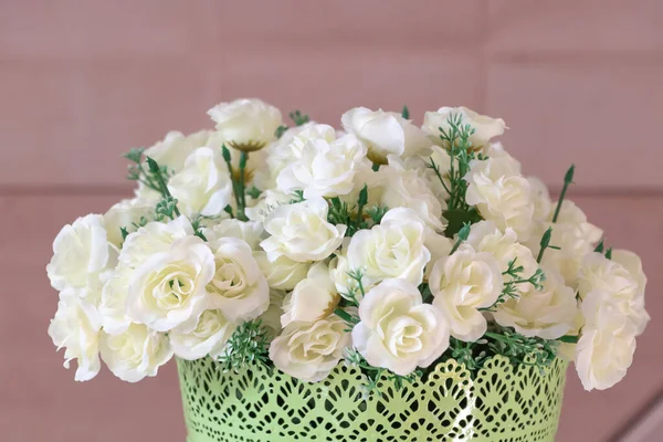 Букет белых искусственных цветов красивый, крупным планом — стоковое фото
