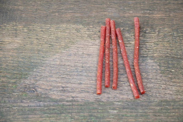 Gedroogde Worst Een Houten Ondergrond Gemaakt Van Natuurlijk Vlees — Stockfoto