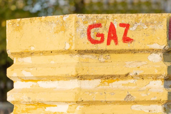 Gás Graffiti Pólo Amarelo Vermelho Urbano Perto — Fotografia de Stock