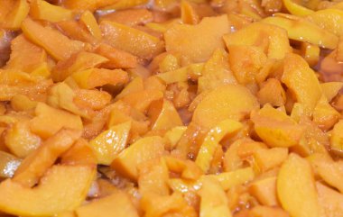 Dilimlenmiş ayva reçeli arka planda lezzetli yemekler.