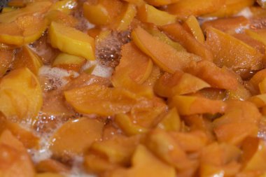 Ayva reçeli pişirme sürecinde. Reçel kaynıyor..