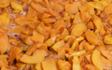 Dilimlenmiş ayva reçeli arka planda lezzetli yemekler.