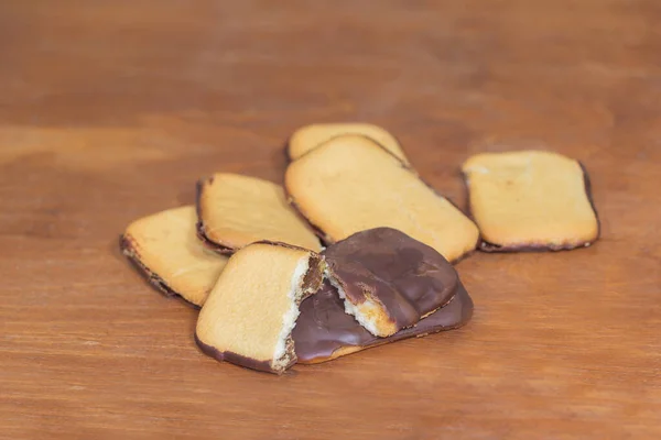 Biscoitos Com Chocolate Com Recheio Fruta Laranja Fina Fundo Madeira — Fotografia de Stock