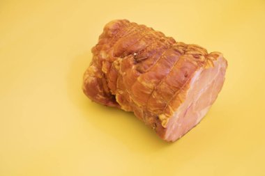 Sarı arka planda bir parça salam.