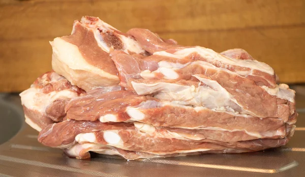 キッチンで新鮮な牛肉、牛肉の利点 — ストック写真