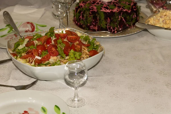 Koncepcja święta. Sałatka pomidorowa, kapusta i szpinak na stole — Zdjęcie stockowe