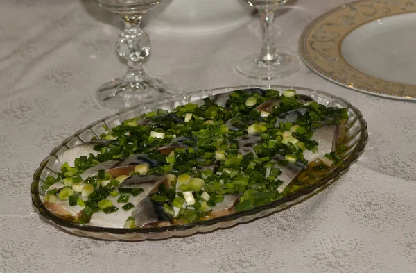 Insalata marinata di sgombri con cipolla sul tavolo — Foto Stock