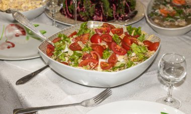 Tatil konsepti. Masada domates, lahana ve ıspanak salatası var.