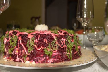 Kürk manto salatası altında ringa balığı, Tatil Konsepti. Rus geleneksel yeni yıl salatası