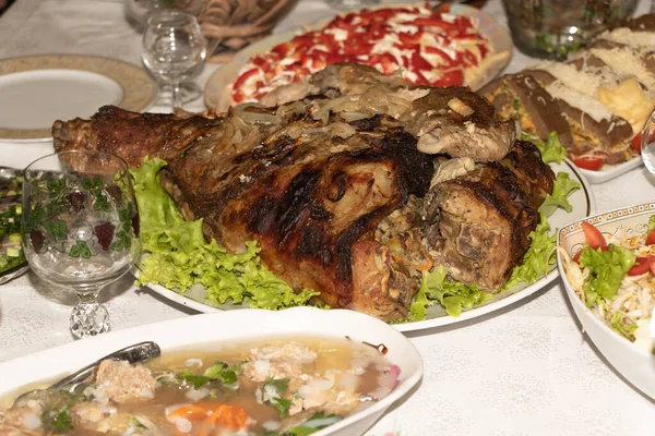 Carne di agnello al forno gustosa sulla tavola. Cibo delicato. Concetto vacanza — Foto Stock
