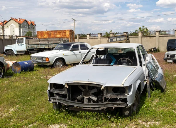 Chisinau, Moldavie - 5 juin 2020. Quelques vieilles voitures abandonnées sans fenêtres et portes — Photo
