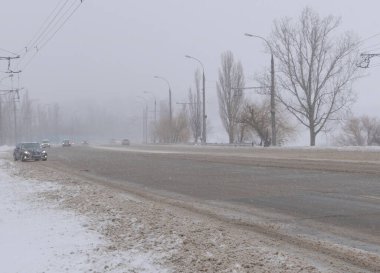 Karlı yol - kış kendi kendine gelir - trafik yavaşlar.